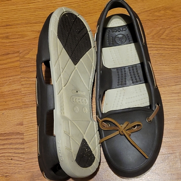 W6 Crocs - Picture 3 of 3